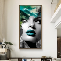 תמונת קנבס אנכית עם דיוקן אישה בשחור-לבן ונוף הרים טורקיז.