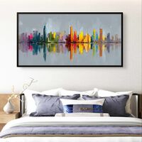 תמונת קנבס סקייליין עיר צבעונית עם השתקפות על מים על רקע אפור בסגנון ציורי