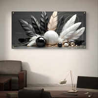 הדפסה על זכוכית עם נוצות אלגנטיות בגווני שחור, לבן ושמנת ונגיעות זהב