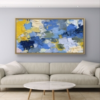 תמונת קנבס אבסטרקטית לרוחב בגווני כחול וצהוב עם שכבות צבע ותנועת מכחול מודרנית