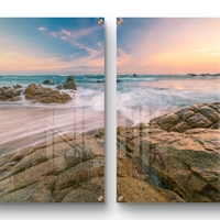 זוג תמונות זכוכית עם חוף סלעי וגלים בתנועה רכה, שמיים פסטליים ועיצוב רגוע ואלגנטי לקיר הבית