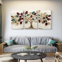 תמונת זכוכית שלישייה עם עץ חיים ועלים בגווני זהב, ירוק ובורדו בעיצוב יוקרתי לבית