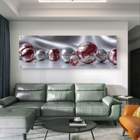 תמונת זכוכית פנורמית עם כדורים מבריקים בגווני כסף ואדום בעיצוב מודרני ויוקרתי