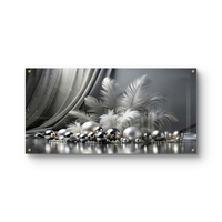 כסף בנוצות – תמונת זכוכית נוצות וכדורים כסופים בשחור-לבן יוקרתי | PN1003