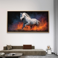 קנבס דרמטי מעל ספה עם סוס לבן רץ באש, צבעי שחור-כתום-אדום חזקים