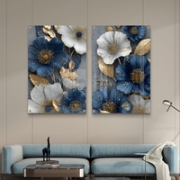 זוג תמונות זכוכית עם פרחים בגווני כחול, לבן וזהב בעיצוב יוקרתי ועדין לסלון