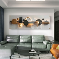 תמונת זכוכית פנורמית גאומטרית בגווני שחור, זהב ועץ בעיצוב מודרני, מינימליסטי ויוקרתי לקיר הבית