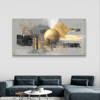 תמונת זכוכית לרוחב בעיצוב אבסטרקטי עם אלמנטים זהובים וגווני אפור מודרניים