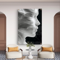 תמונת זכוכית בהדפסה חלקה של דיוקן נשי מופשט בפרופיל, עשוי שכבות גליות בגווני לבן, אפור ושחור.