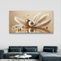 תמונת זכוכית נוצות שמנת וזהב עם כדורים דקורטיביים, מראה רך ויוקרתי