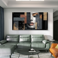 תמונת זכוכית לרוחב עם דיוקן נשי אבסטרקטי בגווני שחור, אפור וזהב בעיצוב יוקרתי