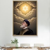 תמונת קנבס המציגה רב מביט מעלה לעבר מגן דוד זוהר בתוך שמיים מעוננים, בגוונים חמים של זהב ושחור.