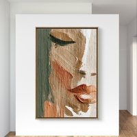 ציור קנבס מודרני של פנים נשיות בסגנון מופשט עם טקסטורת בד אנכית