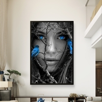 מבט כחול בין ענפים – תמונת קנבס דרמטית בשחור לבן וכחול | DX5115