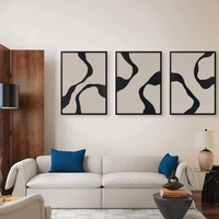 שלישיית תמונות קנבס בעיצוב אבסטרקטי בגווני בז' ושחור, הדפסה חלקה, קולקציית NEXTGEN BY BAR מבית תכשיט לבית.