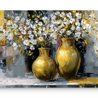 תמונת קנבס Symphony in Gold – שני כדים מוזהבים מלאים בפרחים לבנים על רקע מופשט בגווני אפור וזהב