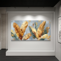 תמונת זכוכית לרוחב עם עלי בננה זהובים וטורקיז על רקע אפור-כחלחל בעיצוב מודרני יוקרתי