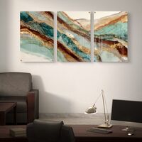 תמונת זכוכית מחולקת לשלושה חלקים בעיצוב שיש אבסטרקטי בגווני טורקיז, חום וזהב תלויה מעל שולחן אוכל מודרני.