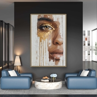 דיוקן נשי אומנותי עם מבט זהוב על קנבס בגווני חום, קרם וזהב בהדפסה חלקה