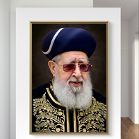 תמונת קנבס מרשימה של רב בלבוש מסורתי מעוטר ברקמות זהב, חובש כובע ייחודי וחובש משקפיים כהים – משדרת חוכמה והדר.