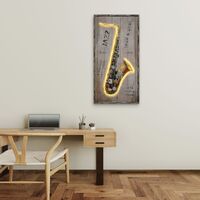 תמונת LED סקסופון וינטג׳ – הדפס משודרג עם מריחות צבע, מופעלת על סוללות עם שלט רחוק מידה 123*63 ס