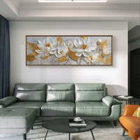 תמונת קנבס פנורמית עם פרחים לבנים ועלים מוזהבים על רקע בהיר בעיצוב אלגנטי ויוקרתי לבית