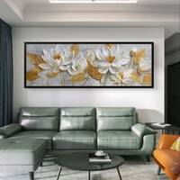 תמונת קנבס פנורמית עם פרחים לבנים ועלים מוזהבים על רקע בהיר בעיצוב אלגנטי ויוקרתי לבית