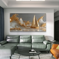 תמונת זכוכית לרוחב עם סירת מפרש מוזהבת החוצה גלים בגווני זהב ואפור בעיצוב יוקרתי לבית