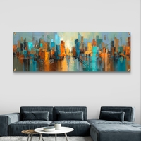 תמונת זכוכית פנורמית אבסטרקטית עם קו־רקיע עירוני בגווני טורקיז, כתום וזהב בעיצוב מודרני ודינמי לקיר הבית