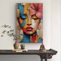 תמונת זכוכית בהדפסה חלקה של דיוקן נשי צבעוני עם פרח, בגווני אדום, כחול, צהוב ונגיעות זהב.