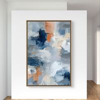 ציור קנבס מודרני אנכי בטקסטורה עשירה בגווני כחול לבן אפור ונגיעות אפרסק