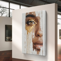 דיוקן נשי אומנותי עם מבט זהוב על קנבס בגווני חום, קרם וזהב בהדפסה חלקה