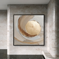 תמונת קנבס מרובעת אבסטרקטית בגווני שמנת עם אלמנט עגול זהוב במרכז, הדפסה חלקה ללא תבליט