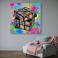 תמונת קנבס מרובעת בסגנון פופ ארט עם קובייה תלת־ממדית מלאה בדמויות אייקוניות וגרפיטי צבעוני, מסר של יצירתיות ומוטיבציה