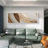 תמונה רחבה לסלון עם אלמנטים אבסטרקטיים רכים ונגיעות זהב יוקרתיות.