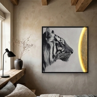 תמונת LED טיגריס מונוכרומטי עם אלמנט זהב – הדפס משודרג עם מריחות צבע, מופעלת על סוללות עם שלט רחוק מידה 83*83 ס