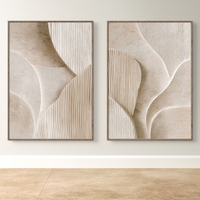 זוג תמונות קנבס בגווני בז ושמנת עם צורות פיסוליות עדינות