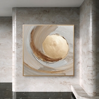 תמונת קנבס מרובעת אבסטרקטית בגווני שמנת עם אלמנט עגול זהוב במרכז, הדפסה חלקה ללא תבליט