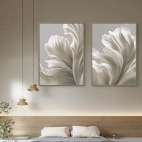 זוג תמונות קנבס בגווני שנהב רכים עם תנועה אלגנטית וזורמת מתוך קולקציית NEXTGEN BY BAR של תכשיט לבית.