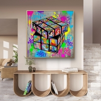 תמונת קנבס מרובעת צבעונית עם קובייה תלת־ממדית ודמויות פופ בסגנון גרפיטי, מסר של יצירתיות וחשיבה מחוץ לקופסה