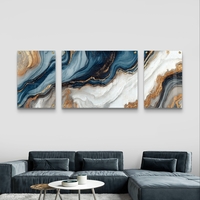 תמונת זכוכית מחולקת אבסטרקטית בגווני כחול, לבן ואפור עם נגיעות זהב ועיצוב זורם