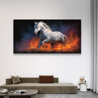 תמונת קיר רוחבית – סוס לבן בתנועה עם אש ועשן על רקע שחור, סטייל דרמטי
