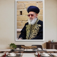 תמונת קנבס אנכית של רב יהודי בלבוש מסורתי שחור וזהב, תלויה מעל שולחן אוכל בעיצוב קלאסי.