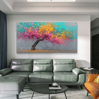 תמונת זכוכית לרוחב עם עץ צבעוני בגווני ורוד טורקיז וצהוב בעיצוב מודרני לסלון