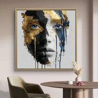 תמונת קנבס מרובעת עם דיוקן נשי אבסטרקטי בשחור ולבן, נגיעות זהב וכחול, הדפסה חלקה ללא תבליט