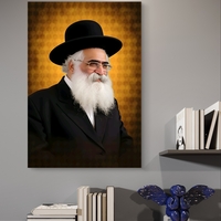 תמונת קנבס של רב יהודי מכובד עם זקן לבן וכובע שחור, עומד על רקע זהוב מעוטר, מקרינה רוחניות וחום.