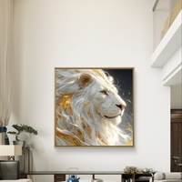 תמונת קנבס מרובעת של אריה לבן אצילי עם רעמה זהובה על רקע כהה יוקרתי