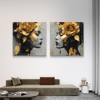 זוג תמונות זכוכית מרובעות עם דמויות נשיות בפרופיל ונגיעות זהב, בעיצוב אמנותי יוקרתי לקיר.