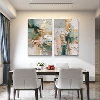 זוג תמונות זכוכית אבסטרקטיות בגווני ירוק, בז’ וזהב בעיצוב מודרני ויוקרתי לבית