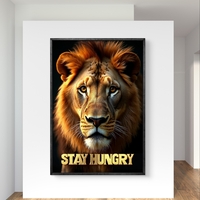 תמונת קנבס של אריה מביט קדימה עם טקסט Stay Hungry בצבע זהב, מתוך קולקציית M-X ART לעיצוב מעורר השראה